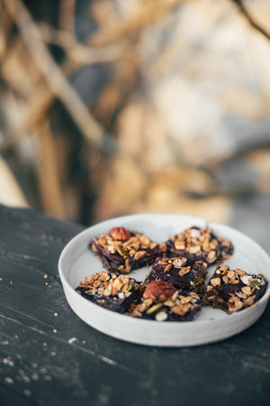 CRUNCHY VEGAN SNICKERS • DATES • DARK CHOCOLATE • GR'EAT DREAM & BUTTER